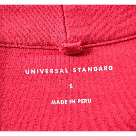 Universal Standard Raspberry Robe - Picture 3 of 4